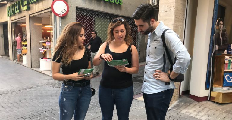 Cristina Liébana, de las Juventudes Socialistas de Jaén (izqda) y Azahara Cabrera, secretaria de organización de las JSA de Andalucía (centro), entregan a un joven un folleto de la campaña. Cristina Liébana, de las Juventudes Socialistas de Jaén (izqda) y Azahara Cabrera, secretaria de organización de las JSA de Andalucía (centro), entregan a un joven un folleto de la campaña.