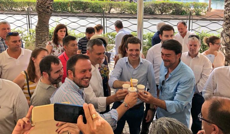 Pablo Casado brinda en Alicante con el alcalde de Alicante, Luis Barcala (d) y el presidente de la Diputación, César Sánchez (i). Pablo Casado brinda en Alicante con el alcalde de Alicante, Luis Barcala (d) y el presidente de la Diputación, César Sánchez (i).