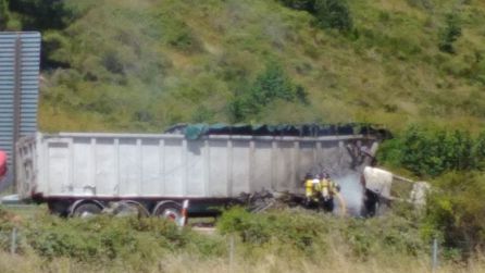 Los bomberos sofocaron el fuego declarado en la cabina Los bomberos sofocaron el fuego declarado en la cabina