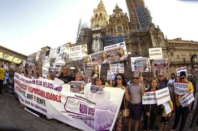 Manifestación de la plataforma de víctimas del Alvia en la plaza del Obradoiro, en Santiago de Compostela. Manifestación de la plataforma de víctimas del Alvia en la plaza del Obradoiro, en Santiago de Compostela.