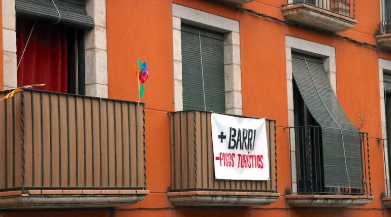 Pancartes al barri de Sant Pere de Girona contra l'aparició de nous pisos turístics Pancartes al barri de Sant Pere de Girona contra l'aparició de nous pisos turístics