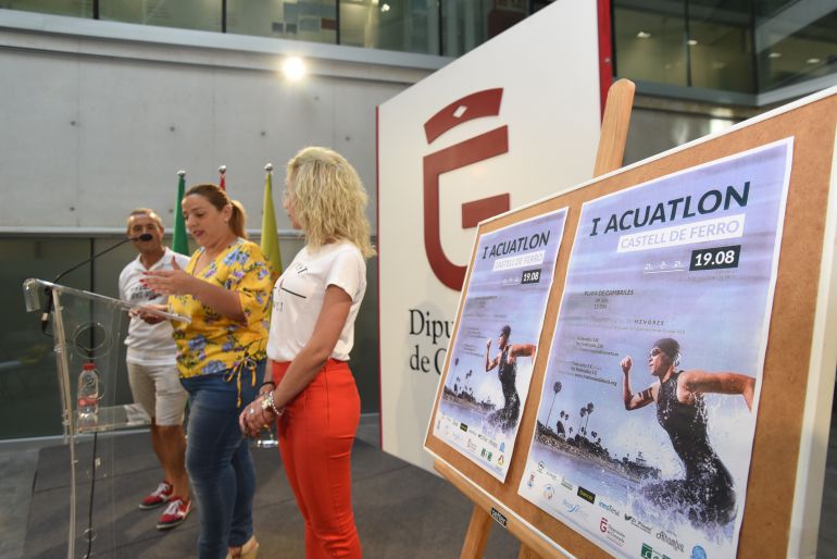 Purificación López, diputada de deportes y Carmen Moya, concejala de deporte de gualchos presentan el I Acuatlón de Castell de Ferro Purificación López, diputada de deportes y Carmen Moya, concejala de deporte de gualchos presentan el I Acuatlón de Castell de Ferro