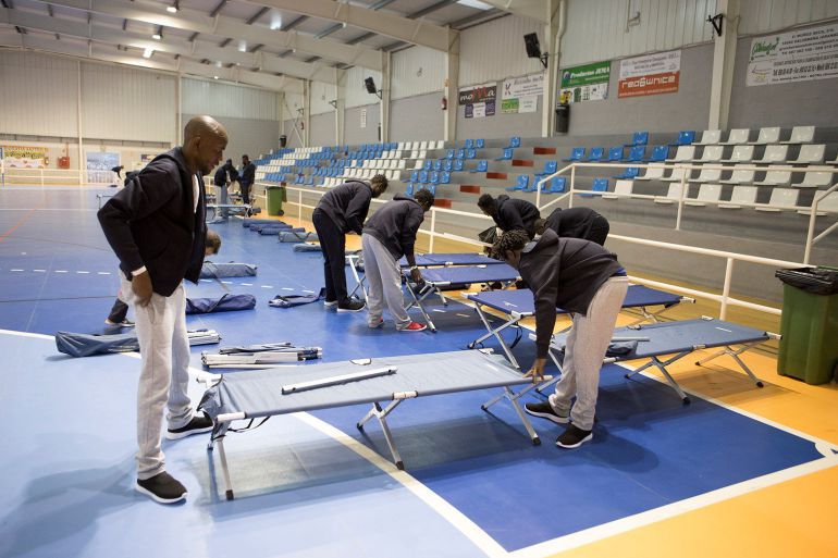 Imagen de archivo de inmigrantes trasladados al Polideportivo de Motril Imagen de archivo de inmigrantes trasladados al Polideportivo de Motril