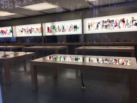 Mesas vacías tras el robo de Apple en la calle Colón Mesas vacías tras el robo de Apple en la calle Colón