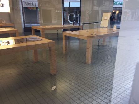 Mesas vacías tras el robo a la tienda Apple Mesas vacías tras el robo a la tienda Apple