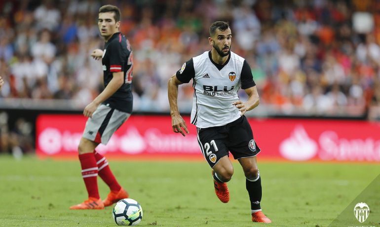 Martín Montoya, en un partido con el Valencia. Martín Montoya, en un partido con el Valencia.