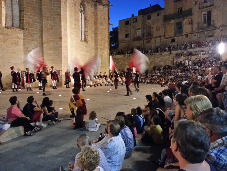 Actuació a la plaça de l'Àbsis de Tortosa dins de la XXIII Festa del Renaixement Actuació a la plaça de l'Àbsis de Tortosa dins de la XXIII Festa del Renaixement