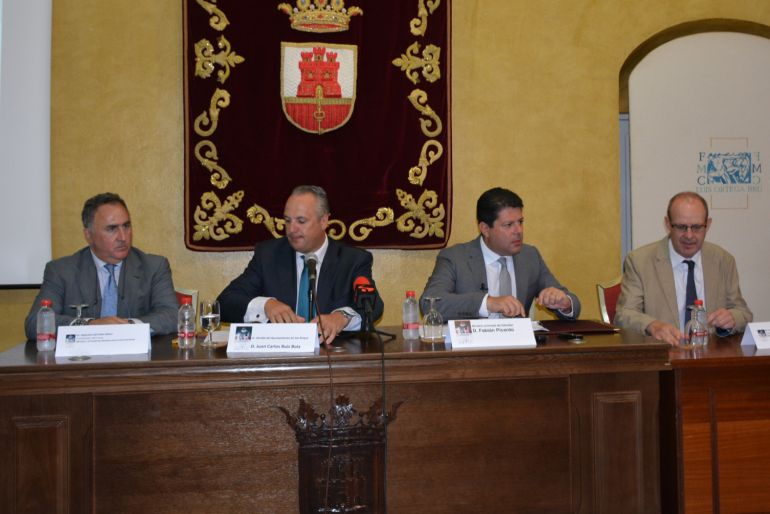 Alejandro del Valle, coordinador del seminario sobre el brexit, el alcalde Juan Carlos Ruiz Boix, Fabian Picardo y el profesor Jesús Verdú en la pasada edición de los Cursos de Verano de la UCA en San Roque. Alejandro del Valle, coordinador del seminario sobre el brexit, el alcalde Juan Carlos Ruiz Boix, Fabian Picardo y el profesor Jesús Verdú en la pasada edición de los Cursos de Verano de la UCA en San Roque.