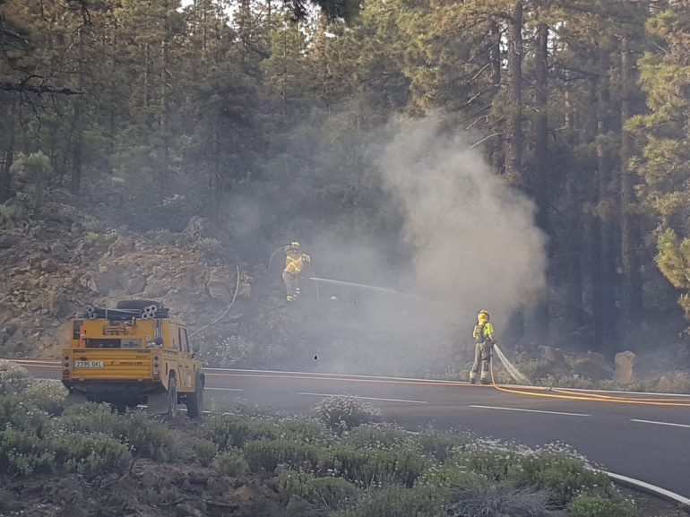 Operarios de la Brifor humedeciendo la zona afectada por los dos conatos de incendios en la zona de medianías de La Orotava Operarios de la Brifor humedeciendo la zona afectada por los dos conatos de incendios en la zona de medianías de La Orotava