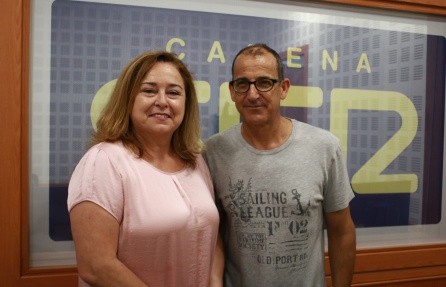 Mari Ángeles Velasco y Emilio Berná, vocal y secretario, de la Plataforma Fuera Vías de Alcolea