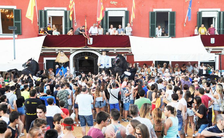Es Castell vivirá un año más sus fiestas patronales. Es Castell vivirá un año más sus fiestas patronales.