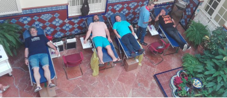 José Guerrero Yuyu, Bienvenido Sena, Fran Ronquillo y Luis Lara preparándose para la donación José Guerrero Yuyu, Bienvenido Sena, Fran Ronquillo y Luis Lara preparándose para la donación