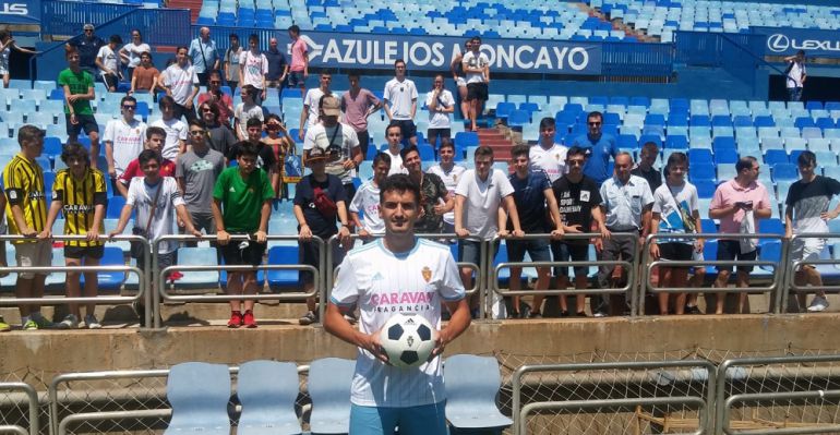 Álex Muñoz ha sido recibido por algunos aficionados del Real Zaragoza Álex Muñoz ha sido recibido por algunos aficionados del Real Zaragoza
