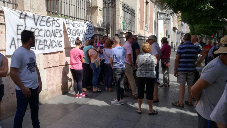 Los integrantes de la candidatura de Serrano ayer ante la Delegación del Gobierno. Los integrantes de la candidatura de Serrano ayer ante la Delegación del Gobierno.