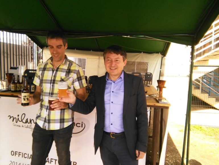 El exalcalde, Samuel Folgueral y el expresidente de la Fundación de Deportes, Sergio Gallardo durante la presentación de la cerveza conmemorativa del Mundial El exalcalde, Samuel Folgueral y el expresidente de la Fundación de Deportes, Sergio Gallardo durante la presentación de la cerveza conmemorativa del Mundial