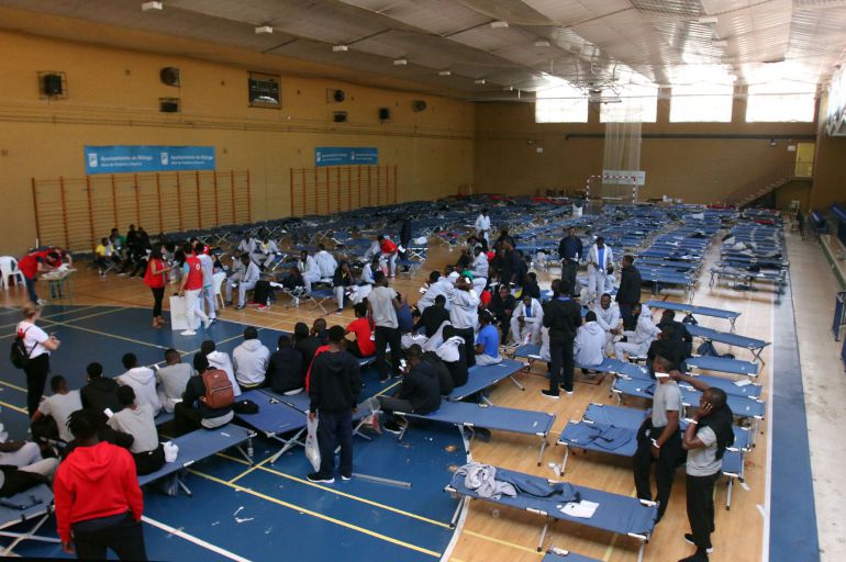 Inmigrantes en polideportivo Tiro Pichón de Málaga Inmigrantes en polideportivo Tiro Pichón de Málaga