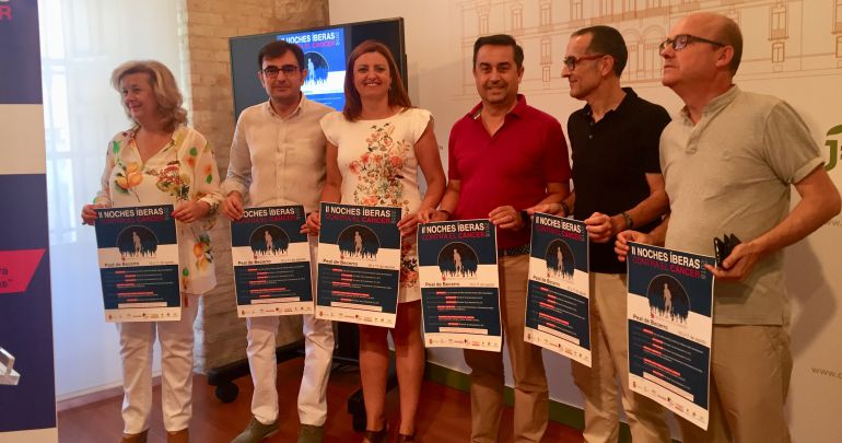 La alcaldesa de Peal de Becerro, Ana Dolores Rubia (tercera por la izqda), junto a otras autoridades y responsables de las jornadas. La alcaldesa de Peal de Becerro, Ana Dolores Rubia (tercera por la izqda), junto a otras autoridades y responsables de las jornadas.