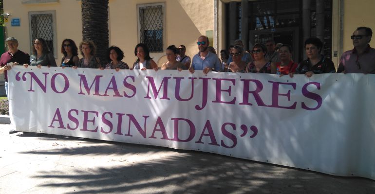Repulsa contra la violencia de género en la Delegación de la Junta de Andalucía en Jaén, que se da cita cada 25 de cada mes. Repulsa contra la violencia de género en la Delegación de la Junta de Andalucía en Jaén, que se da cita cada 25 de cada mes.