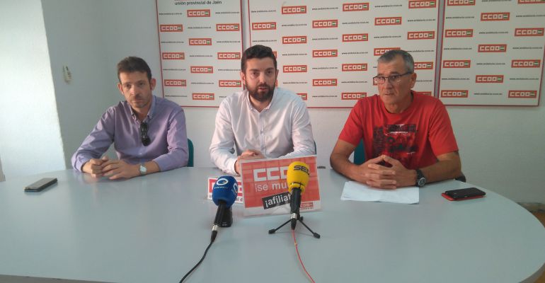 De izquierda a derecha, el secretario de Salud Laboral en Jaén, Miguel Ángel Salazar, el secretario general de CCOO Jaén, Francisco Cantero y el presidente del sindicato de trabajo, Pedro Sánchez. De izquierda a derecha, el secretario de Salud Laboral en Jaén, Miguel Ángel Salazar, el secretario general de CCOO Jaén, Francisco Cantero y el presidente del sindicato de trabajo, Pedro Sánchez.