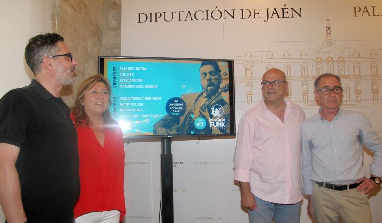 Todos los participantes en la presentación ante el cartel anunciador Todos los participantes en la presentación ante el cartel anunciador