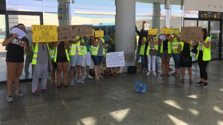 Una quincena de trabajadores de Ryanair protestan en el aeropuerto de Palma