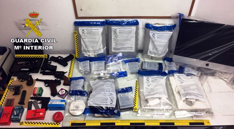 Detall del material decomissat per al Guàrdia Civil de Vinaròs en l'operació 'Bambino' contra abusos sexuals a menors. Imatge del 25 de juliol de 2018 (horitzontal) Detall del material decomissat per al Guàrdia Civil de Vinaròs en l'operació 'Bambino' contra abusos sexuals a menors. Imatge del 25 de juliol de 2018 (horitzontal)
