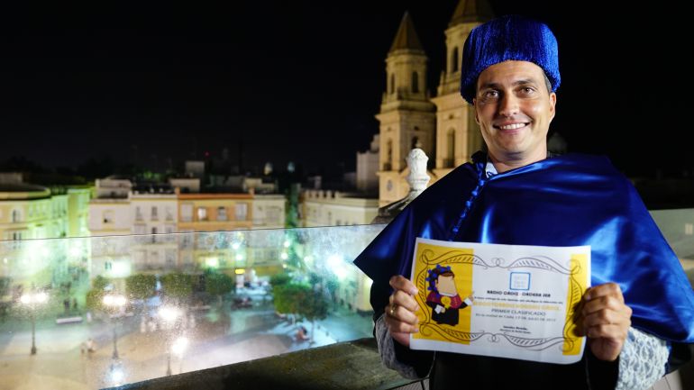 Sergio Marín, luce la toga, el birrete y el diploma como ganador del Doctorado Honoris Cádiz Sergio Marín, luce la toga, el birrete y el diploma como ganador del Doctorado Honoris Cádiz