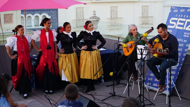 El grupo de danzas Adolfo de Castro y el doctor honoris Cádiz 2017, en la final de 2018 El grupo de danzas Adolfo de Castro y el doctor honoris Cádiz 2017, en la final de 2018