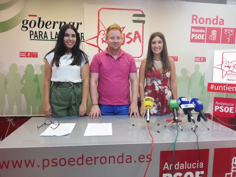 Carolina Orozco, Rafael Vázquez y Ana Villarejo en la 'Casa del Pueblo' de Ronda Carolina Orozco, Rafael Vázquez y Ana Villarejo en la 'Casa del Pueblo' de Ronda