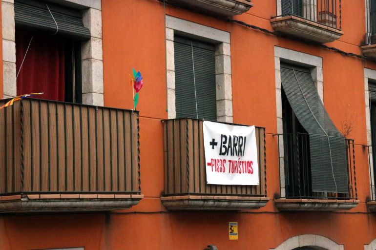 Girona lloga pisos turístics perquè hi visquin famílies desnonades: Girona ha de llogar pisos turístics per allotjar famílies desnonades Girona lloga pisos turístics perquè hi visquin famílies desnonades: Girona ha de llogar pisos turístics per allotjar famílies desnonades