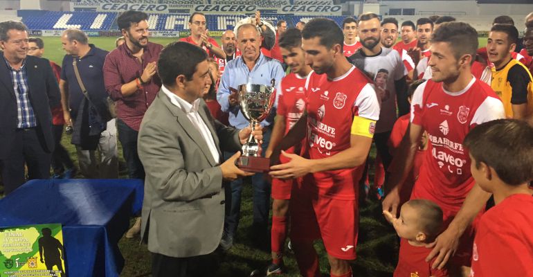 El presidente de la Diputación, Francisco Reyes, entrega a los jugadores del Torreperogil el trofeo de campeones de la IV edición. El presidente de la Diputación, Francisco Reyes, entrega a los jugadores del Torreperogil el trofeo de campeones de la IV edición.