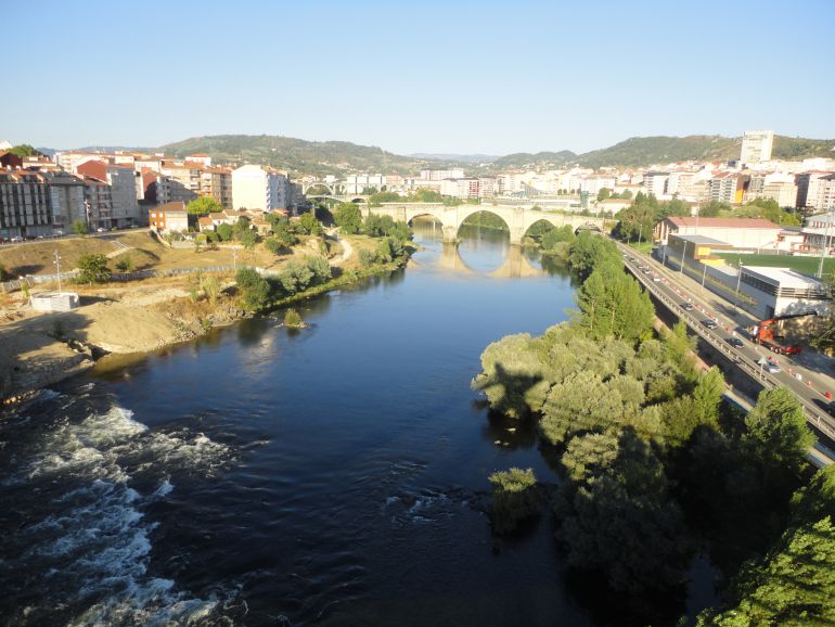 Imagen aérea del río Miño a su paso por Ourense. Imagen aérea del río Miño a su paso por Ourense.