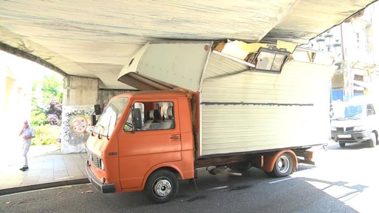 Destrozada, así quedaba la autocaravana atrapada en Alfonso XIII Destrozada, así quedaba la autocaravana atrapada en Alfonso XIII