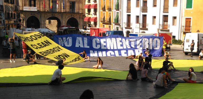 Manifestación antinuclear en la plaza Mayor de Cuenca en 2017. Manifestación antinuclear en la plaza Mayor de Cuenca en 2017.