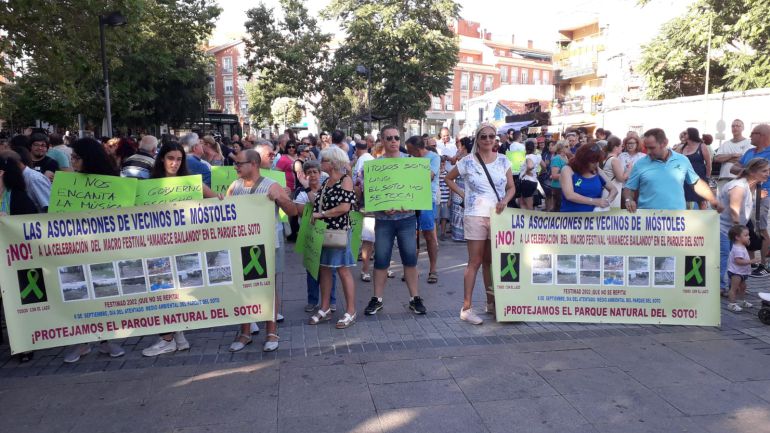 Vecinos en la concentración celebrada en la Plaza del Pradillo de Móstoles Vecinos en la concentración celebrada en la Plaza del Pradillo de Móstoles
