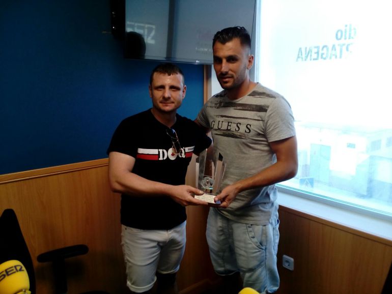 Angel García, gerente de Inmotor Cartagena, entrega el trofeo 'Motor del Equipo' al centrocampista del Cartagena Alejandro Chavero. Angel García, gerente de Inmotor Cartagena, entrega el trofeo 'Motor del Equipo' al centrocampista del Cartagena Alejandro Chavero.