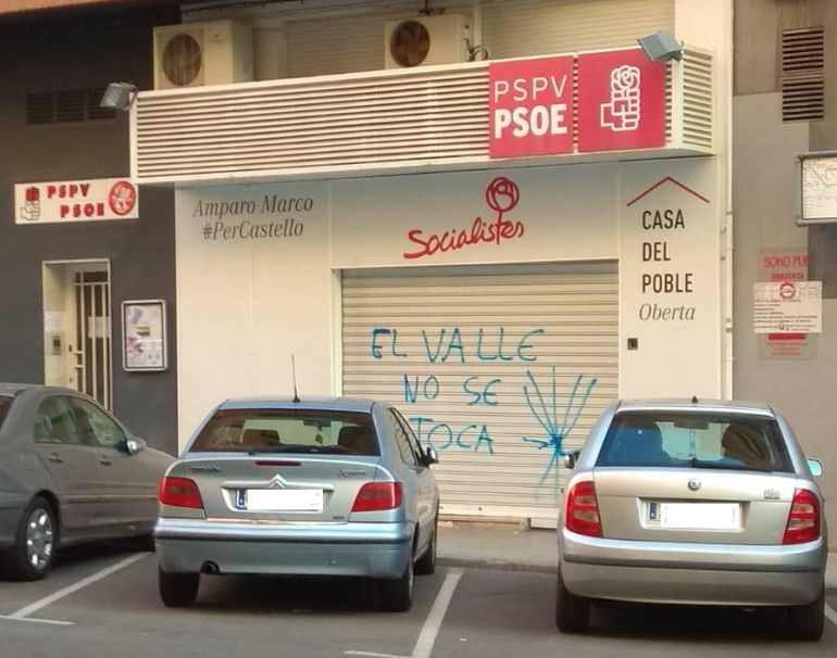 La sede del PSOE aparece con una pintada a favor del Valle de los Caídos La sede del PSOE aparece con una pintada a favor del Valle de los Caídos