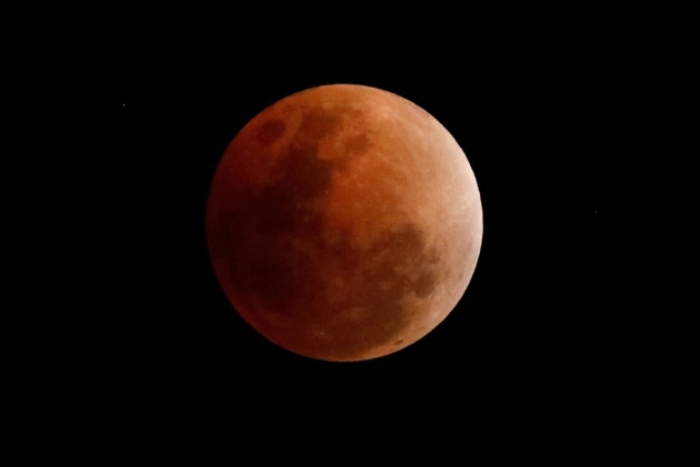 Fotografía de archivo que muestra la denominada súper Luna roja, durante un eclipse lunar desde la ciudad de Quezon, Manila, Filipinas, el 31 de enero del 2018. La Luna se teñirá de rojo durante la noche de mañana, 27 de julio del 2018, en la que protagonizará el eclipse lunar total más largo del siglo XXI, con una duración de 102 minutos y visible en toda España. Fotografía de archivo que muestra la denominada súper Luna roja, durante un eclipse lunar desde la ciudad de Quezon, Manila, Filipinas, el 31 de enero del 2018. La Luna se teñirá de rojo durante la noche de mañana, 27 de julio del 2018, en la que protagonizará el eclipse lunar total más largo del siglo XXI, con una duración de 102 minutos y visible en toda España.