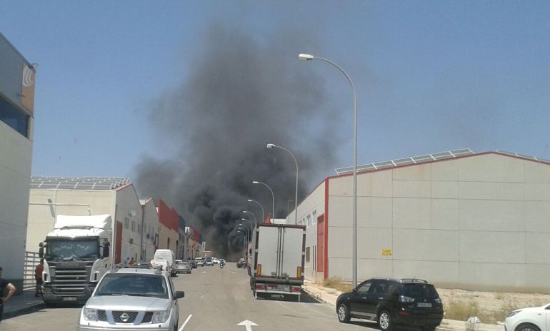 A las 14:30 horas los bomberos del Parque Comarcal de Bomberos de Elda han recibido el aviso de un incendio en la planta de reciclaje de Monóvar A las 14:30 horas los bomberos del Parque Comarcal de Bomberos de Elda han recibido el aviso de un incendio en la planta de reciclaje de Monóvar