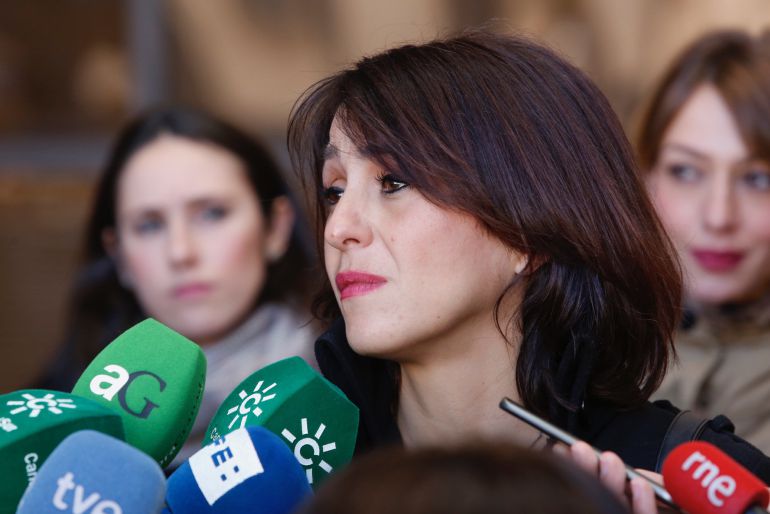 Juana Rivas atiende a los medios. Juana Rivas atiende a los medios.