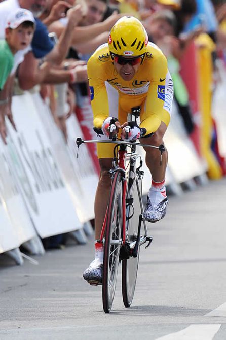 Carlos Sastre en la decisiva crono de Sainta Amand Montrond Carlos Sastre en la decisiva crono de Sainta Amand Montrond