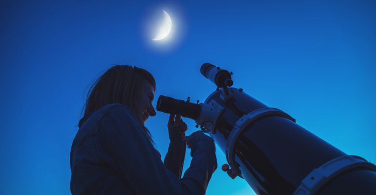 Observación con telescopio de un eclipse lunar Observación con telescopio de un eclipse lunar