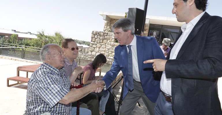 Ángel Garrido, presidente madrileño, saluda a un vecino de Venturada Ángel Garrido, presidente madrileño, saluda a un vecino de Venturada