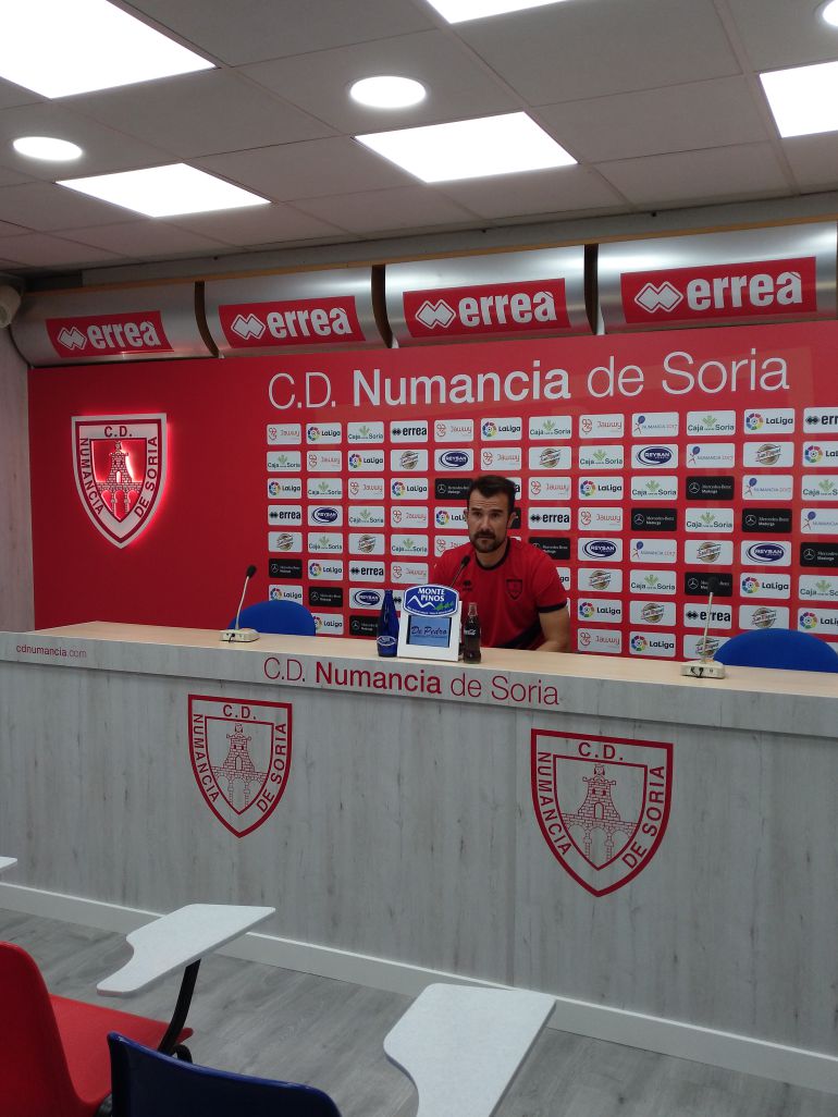 Aritz López Garai, entrenador del Numancia, en rueda de prensa. Aritz López Garai, entrenador del Numancia, en rueda de prensa.