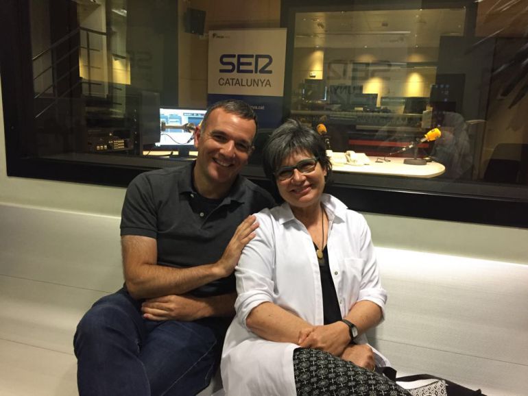 Els periodistes Sergi Vicente i Montserrat Besses, als estudis de Ràdio Barcelona. Els periodistes Sergi Vicente i Montserrat Besses, als estudis de Ràdio Barcelona.