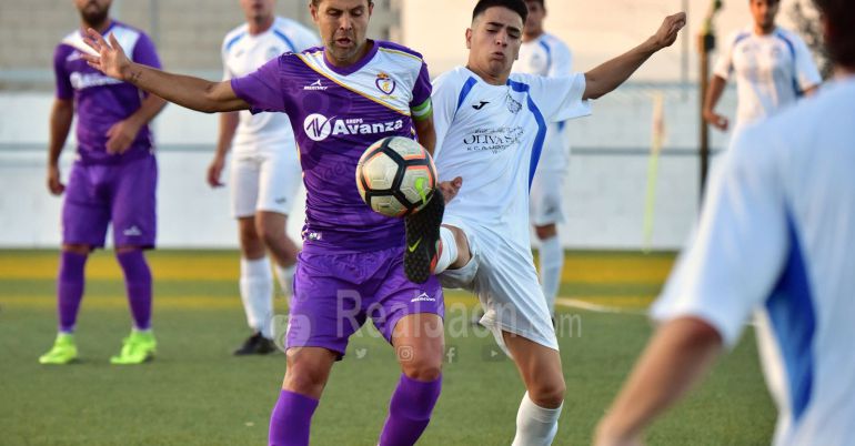 Dos futbolistas se disputan el balón durante el encuentro. Dos futbolistas se disputan el balón durante el encuentro.