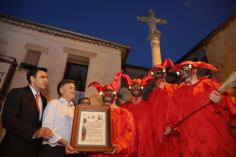 El presidente de la Diputación, Francisco Vázquez, entrega a los diablillos de Sepúlveda el reconocimiento provincial El presidente de la Diputación, Francisco Vázquez, entrega a los diablillos de Sepúlveda el reconocimiento provincial