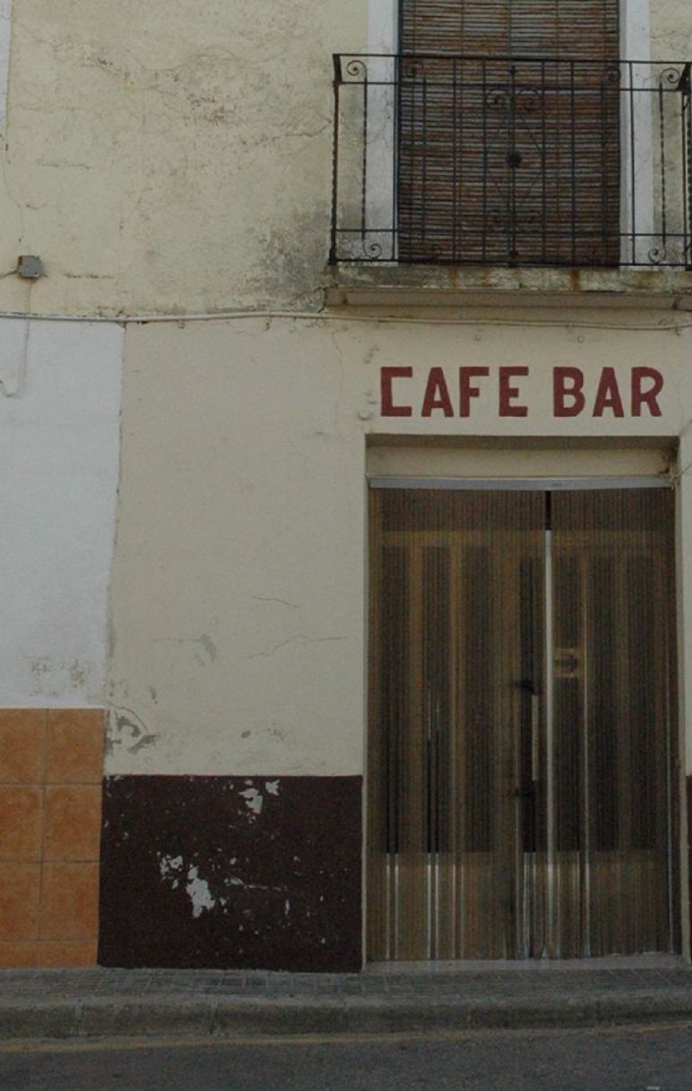 Los bares son el corazón que mantiene vivas a las pequeñas poblaciones del medio rural. Los bares son el corazón que mantiene vivas a las pequeñas poblaciones del medio rural.