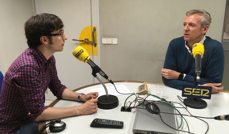 El vicepresidente de la Xunta, Alfonso Rueda, con Ricardo Rodríguez antes de la entrevista. El vicepresidente de la Xunta, Alfonso Rueda, con Ricardo Rodríguez antes de la entrevista.
