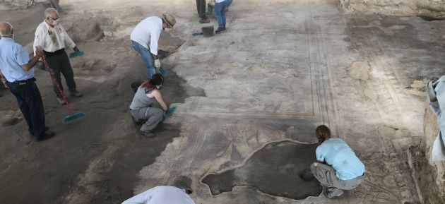 Trabajos de limpieza previa del mosaico de Noheda para su exposición. Trabajos de limpieza previa del mosaico de Noheda para su exposición.